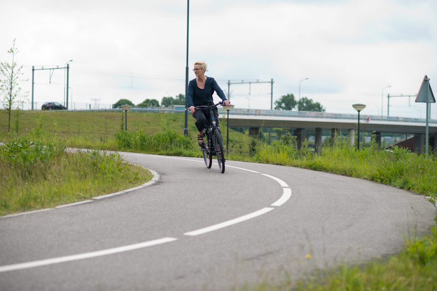 Zakenvrouw op de fiets